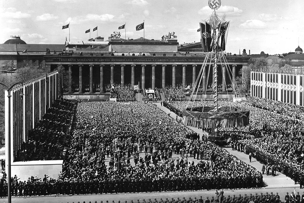 Parade-Aufzug der Nationalsozialisten im Lustgarten vor dem Alten Museum in Berlin am 1. Mai 1937.